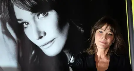 Carla Bruni, 50 anni sotto i riflettori
