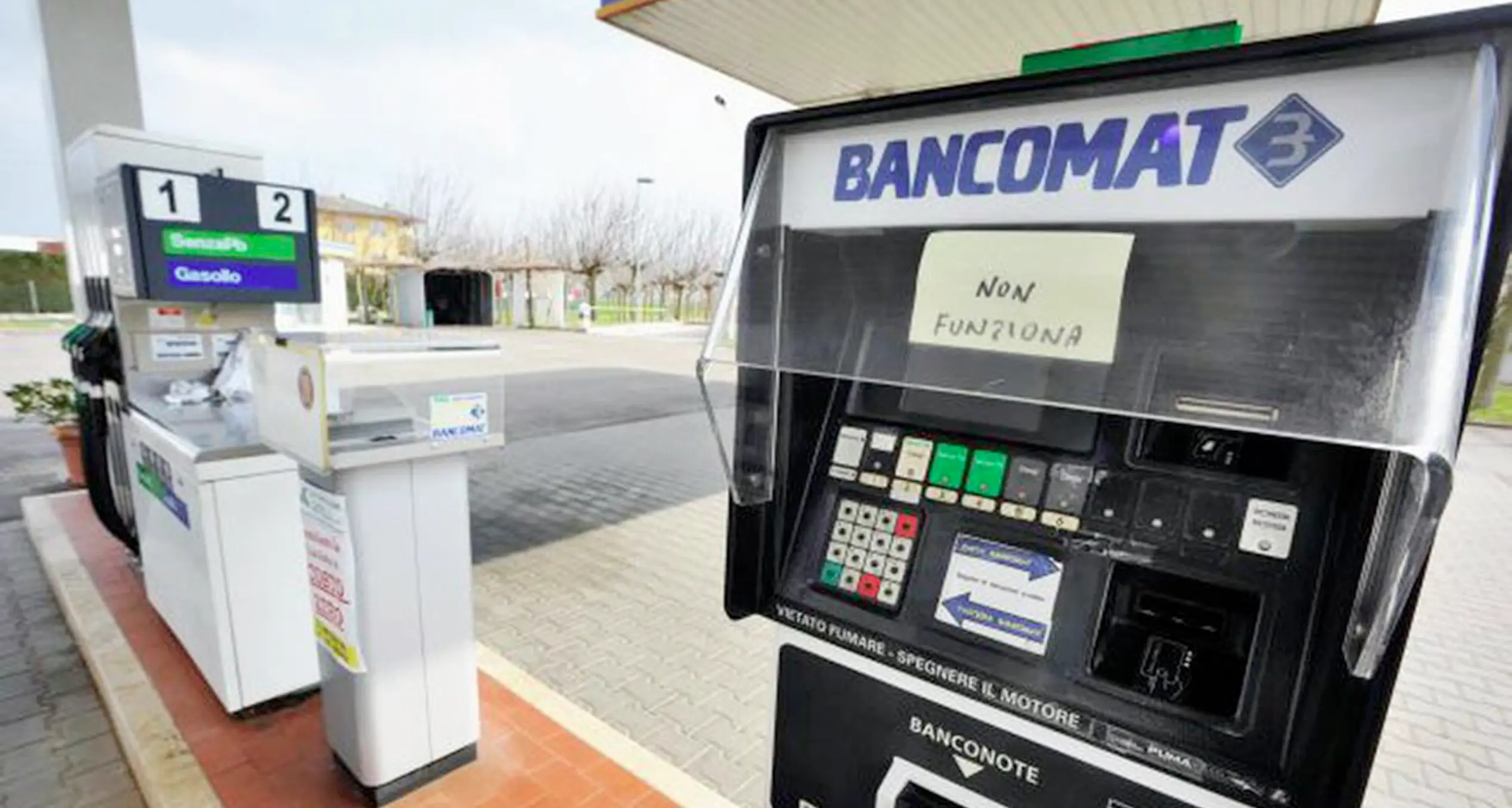 Colpo nella notte alla cassa del self service