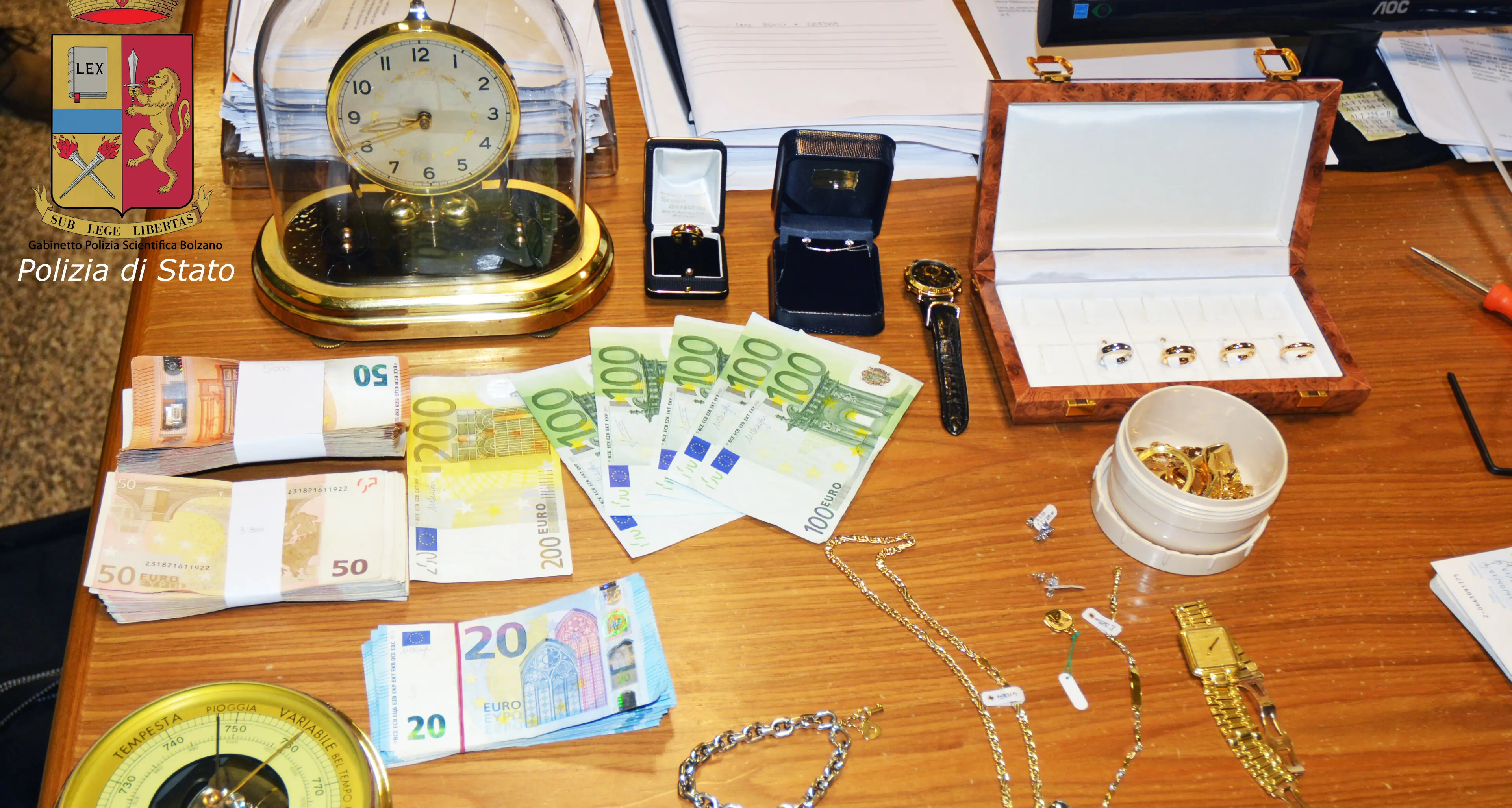 Poliziotto sventa una rapina in gioielleria