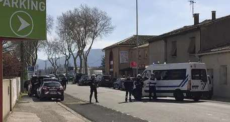 Francia, il gendarme eroe si è offerto per gli ostaggi