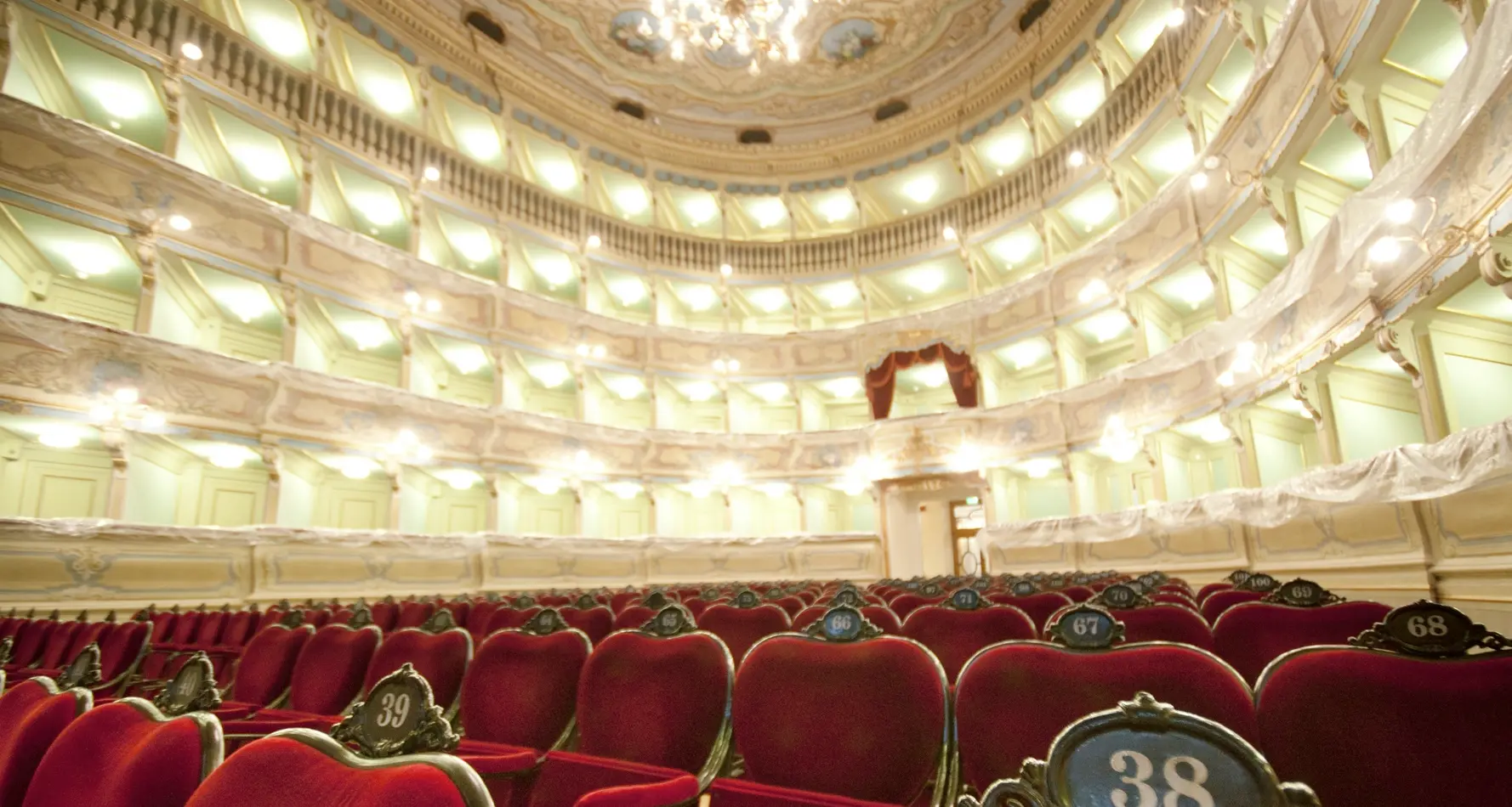 Vai a teatro? In regalo un libro di Camilleri