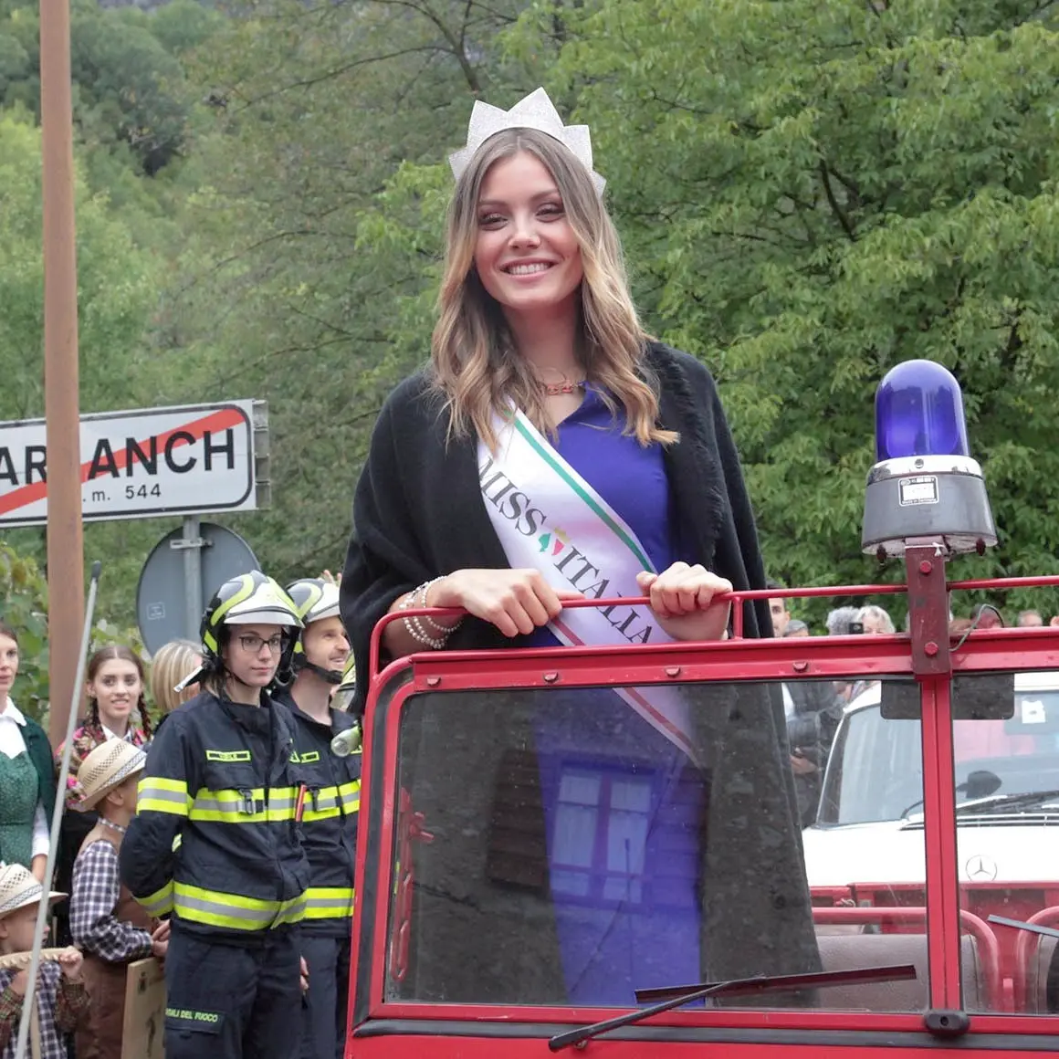 Miss Italia inaugura la caserma dei pompieri