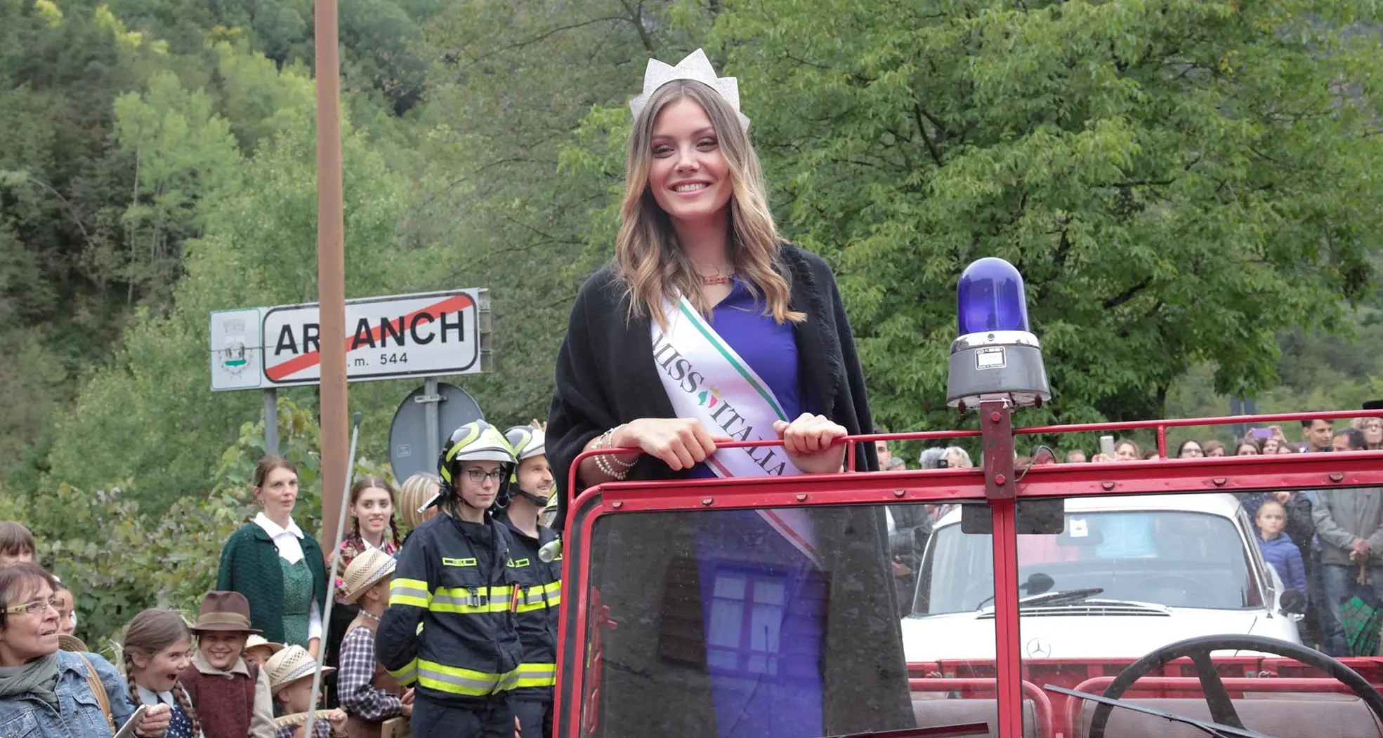 Miss Italia inaugura la caserma dei pompieri