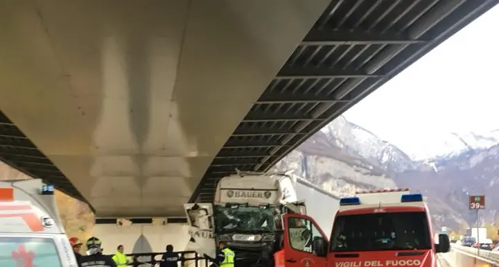 Soccorsi frenati dalle auto ferme in corsia d'emergenza