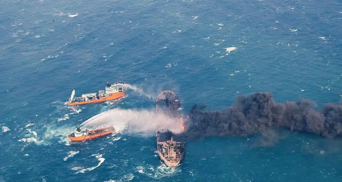 Cina, affonda una petroliera rischio disastro ambientale