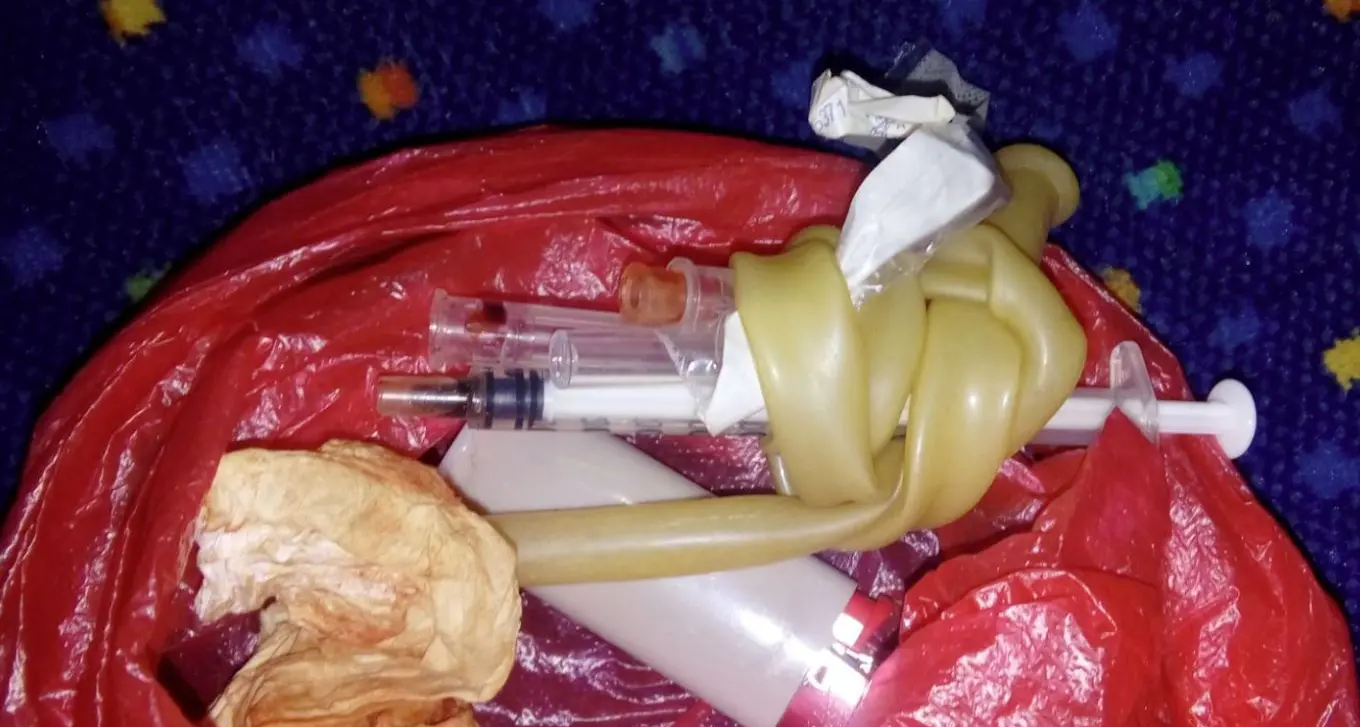 Siringhe insanguinate sui sedili dell'autobus Il ritrovamento sul mezzo in partenza da Riva