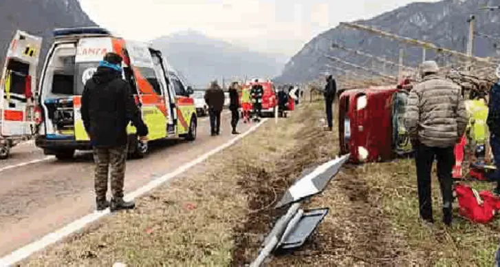 Sbanda e finisce con l'auto nei filari delle vigne