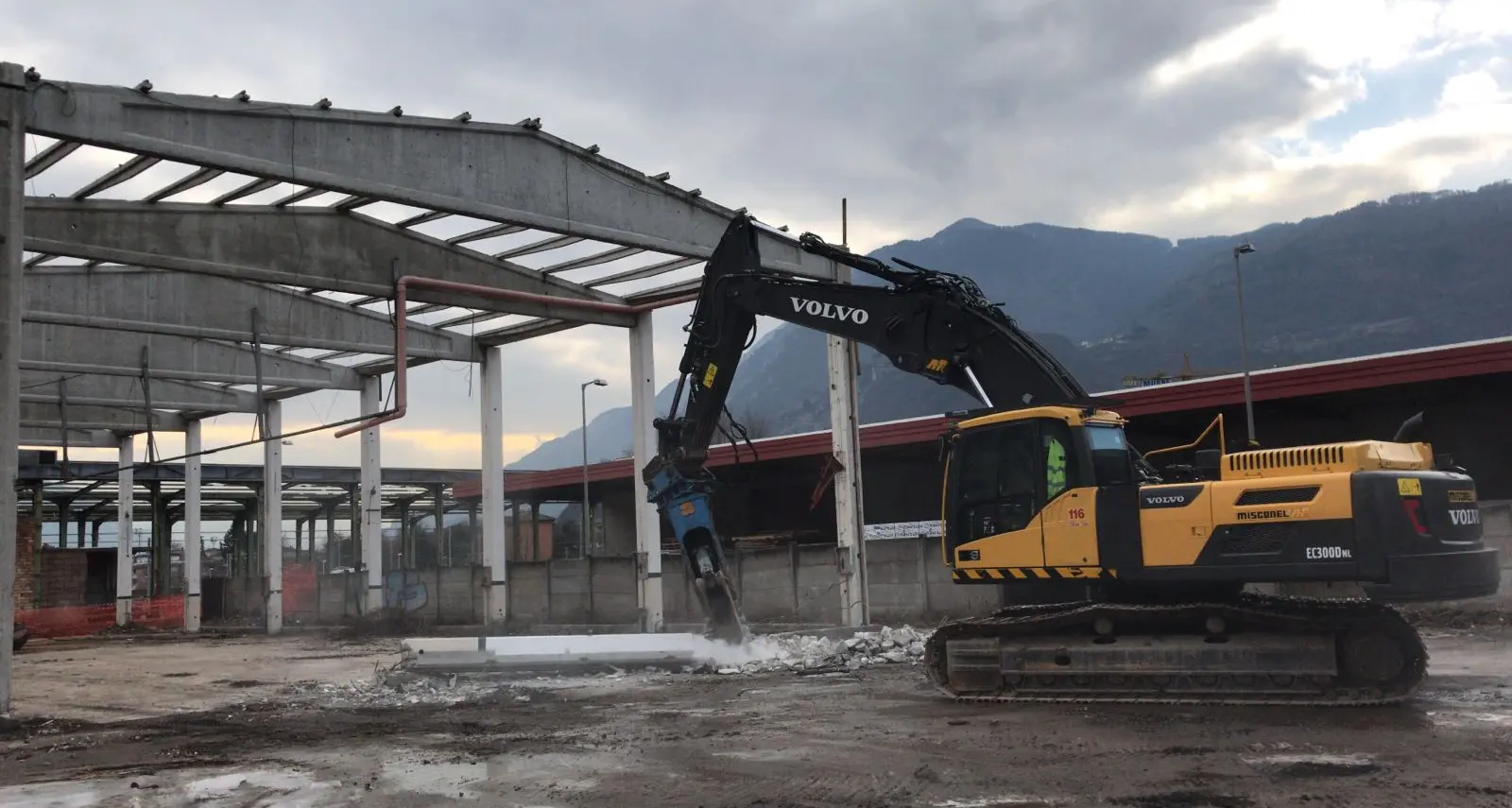 Sono iniziati i lavori di demolizione alla ex Frizzera