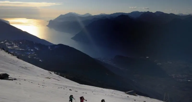Da una barca sul Garda alle vette ghiacciate La traversata delle Alpi con gli sci