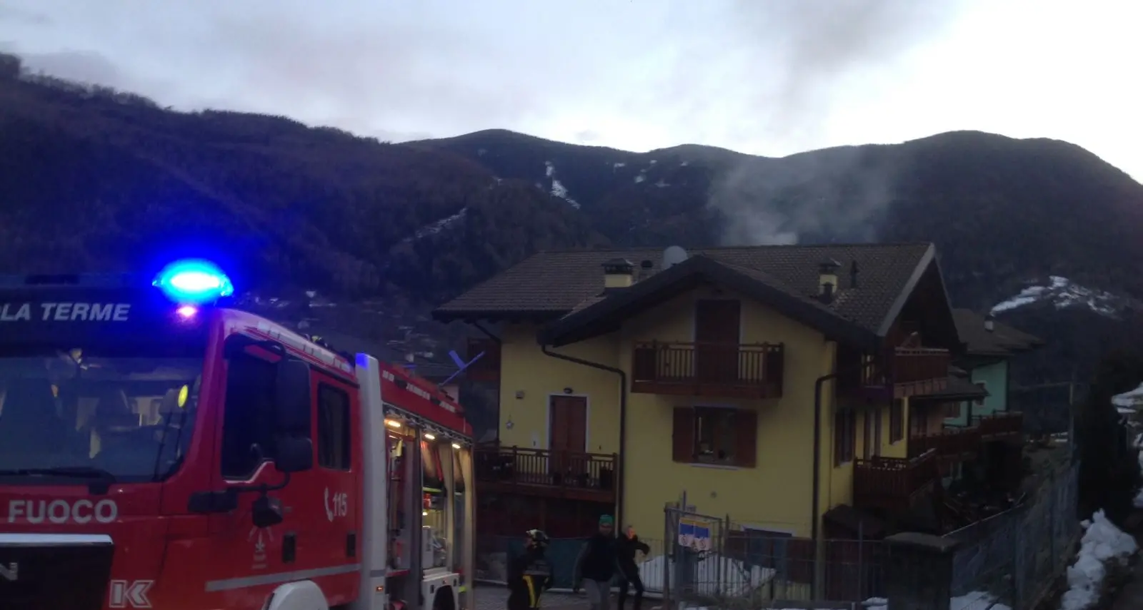 Fiamme in una casa a Mala