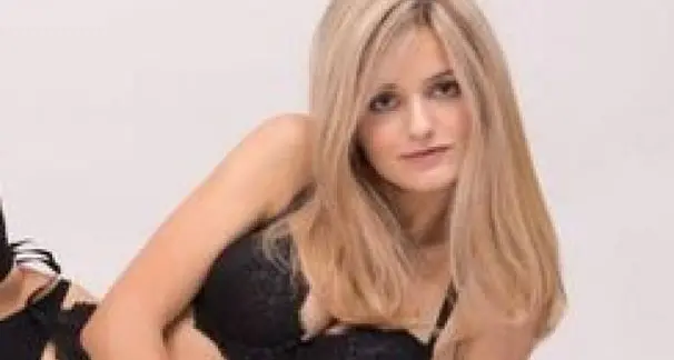 Modella 18enne italiana mette verginità all'asta