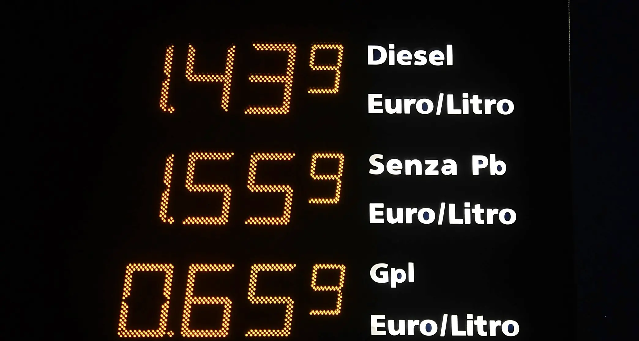 Per il pieno super aumenti. Risparmi solo al self In due anni +19% gasolio e +11% benzina