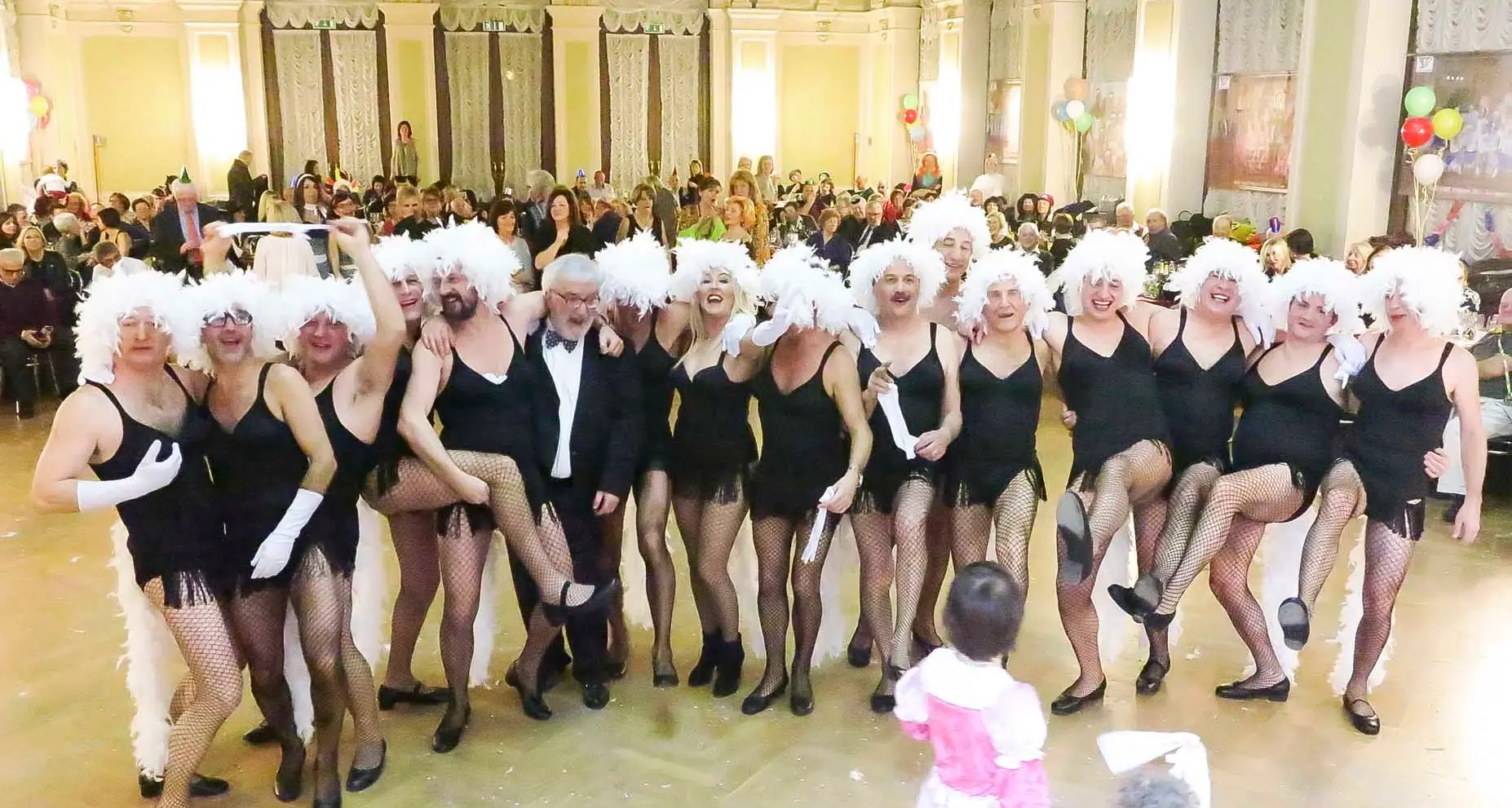 Artigiani con piume e calze a rete, il «balletto» è per beneficenza
