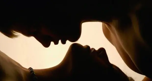 Scopre durante sesso che donna è uomo: scatta la denuncia