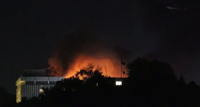 Kabul, terroristi contro l'hotel «Gettavano persone dalle finestre»