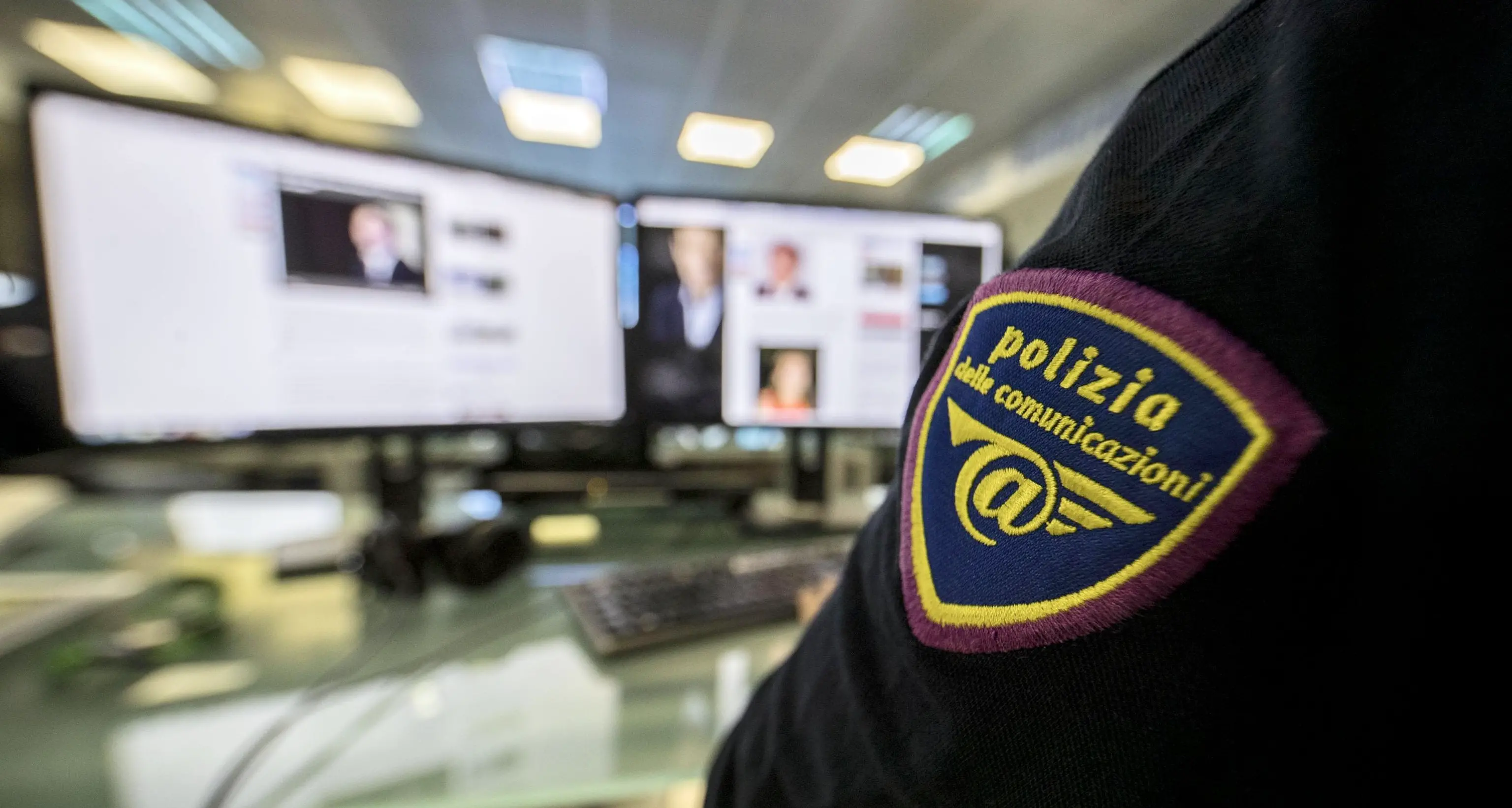 Allarme per falsi messaggi Aifa sui vaccini: l'appello della polizia postale
