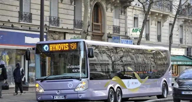 Test a Parigi per bus Iveco che si parcheggia da solo