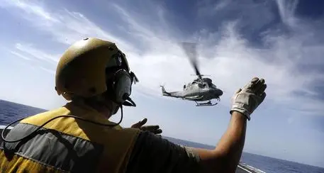 Elicottero Marina cade in mare, morto militare