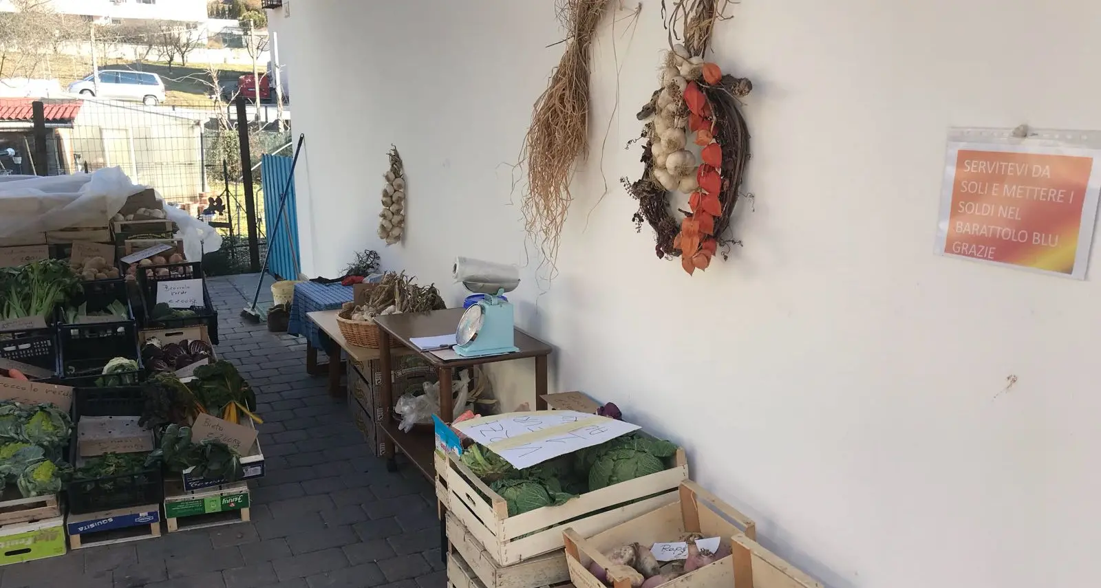 Un mercatino per la verdura Ci si serve e si lasciano i soldi