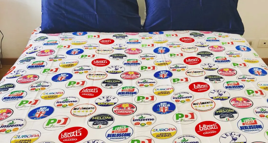 I simboli dei partiti anche su un copripiumino