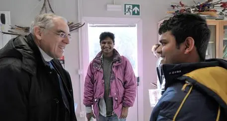 Il vescovo Tisi visita il campo di accoglienza «Non va: non si può vivere in 14 in un container»