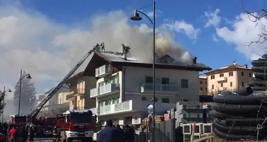 Mansarda in fiamme a Revò Vigili del fuoco al lavoro
