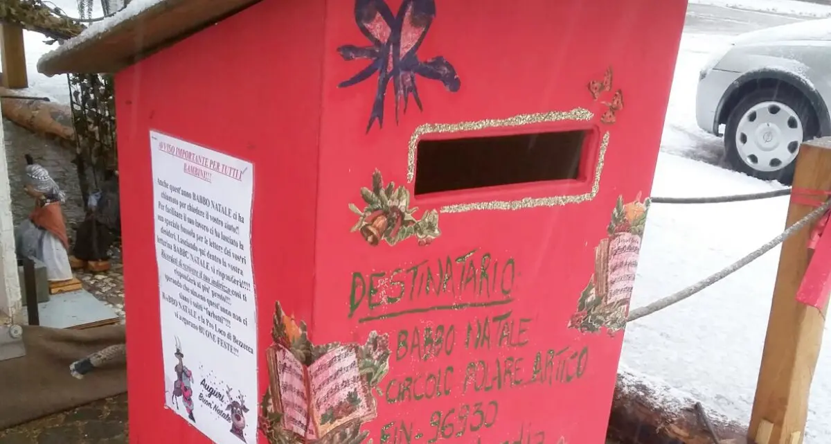 Adesso i ladri rubano anche le letterine a Babbo Natale
