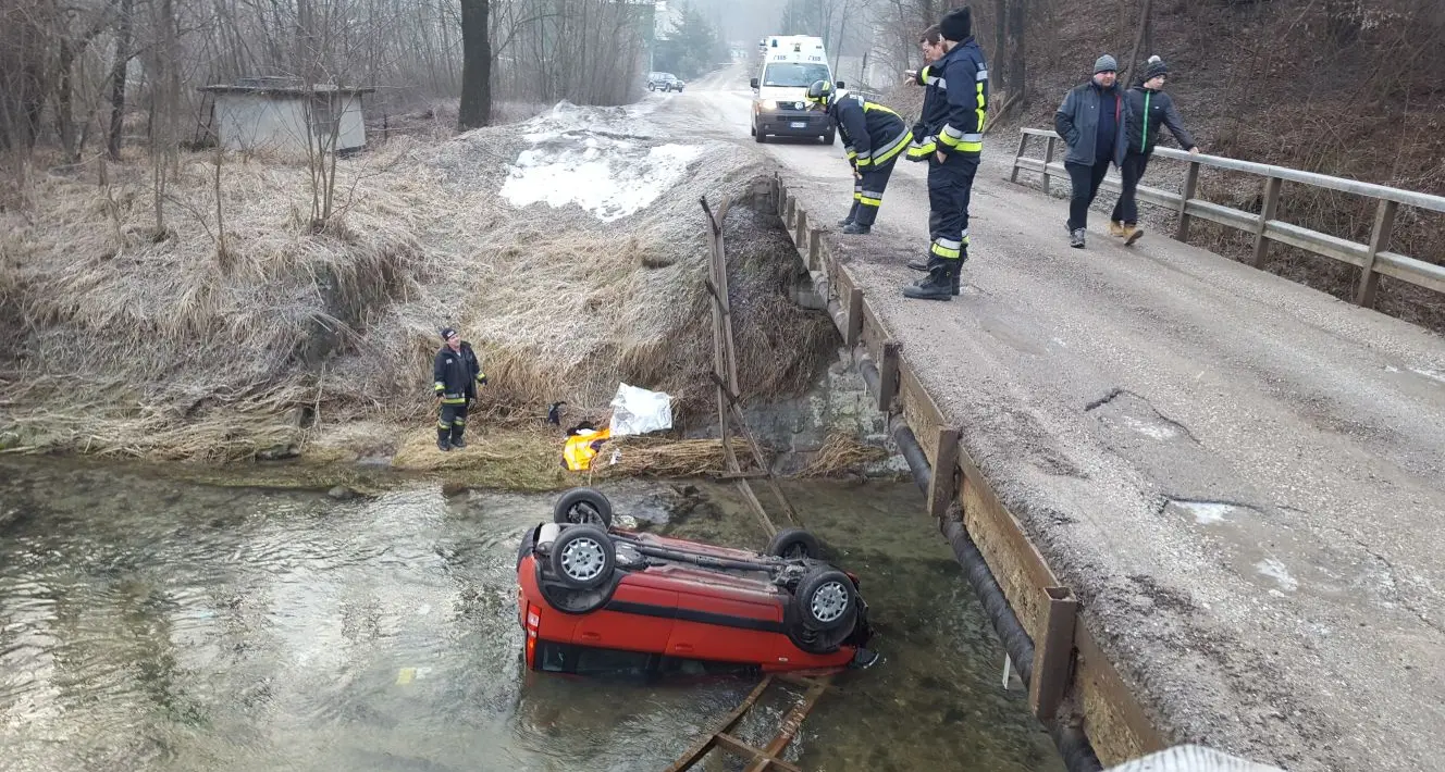 Incidente a Roncegno: finisce con l'auto in acqua