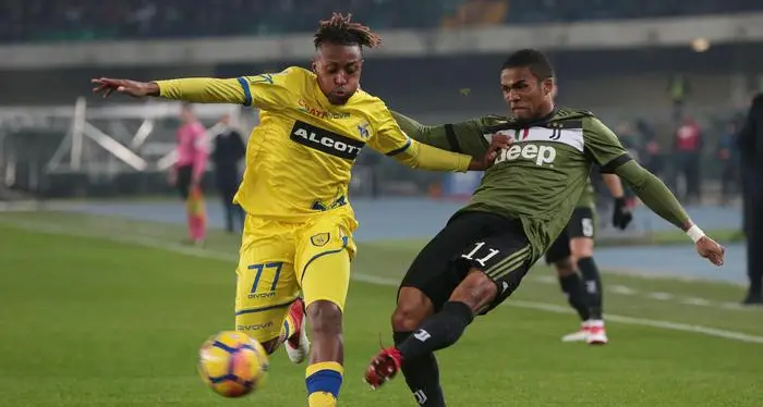 Chievo in 9, passa la Juve Una grande Atalanta vince 3-0
