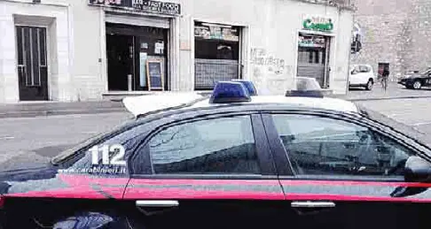 Pugno in faccia al barista Nei guai ragazzo di 17 anni