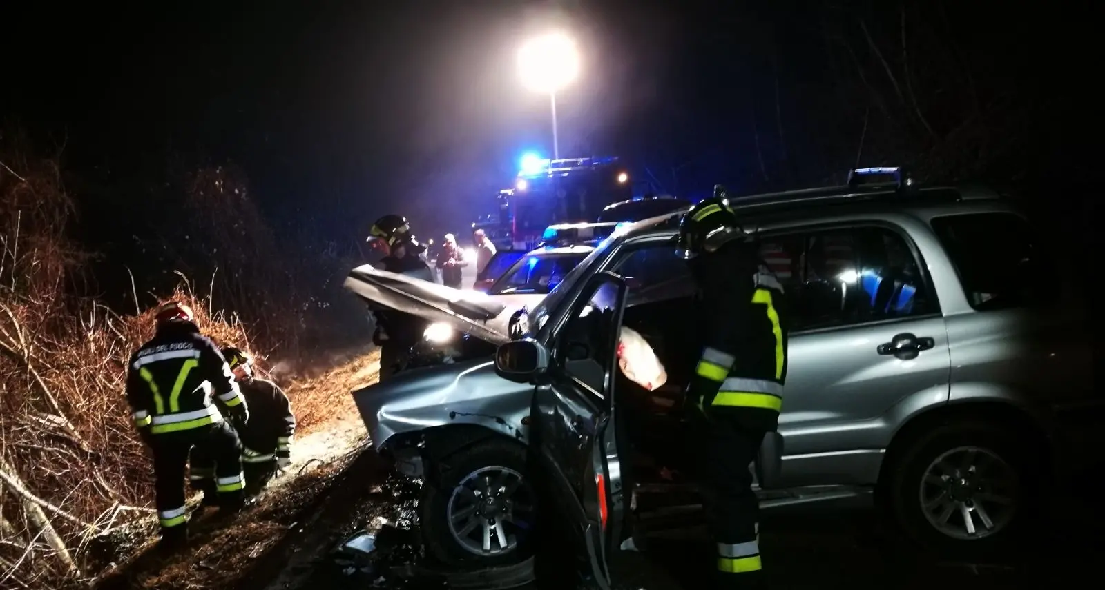 Scontro frontale tra due auto a Baselga del Bondone Due feriti, una macchina finisce nella scarpata