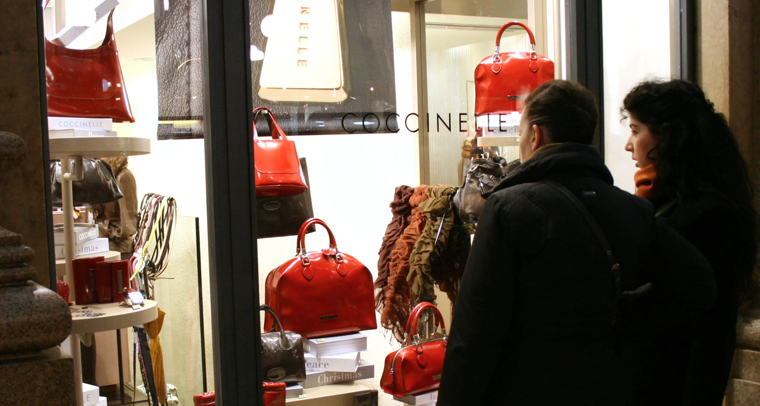 Deruba due anziane e fa spese pazze per Natale