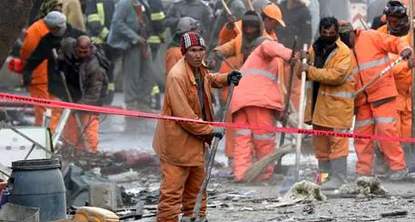 Attacco Kabul, bilancio sale a 103 morti