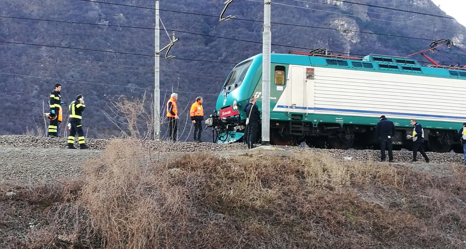 Tragico attraversamento sui binari A Serravalle di Ala muore sotto un treno