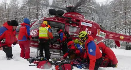 Valanga in Alto Adige: tre scialpinisti travolti, salvi
