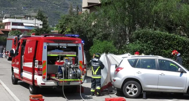 Scontro tra auto e scooter La bimba resta incastrata
