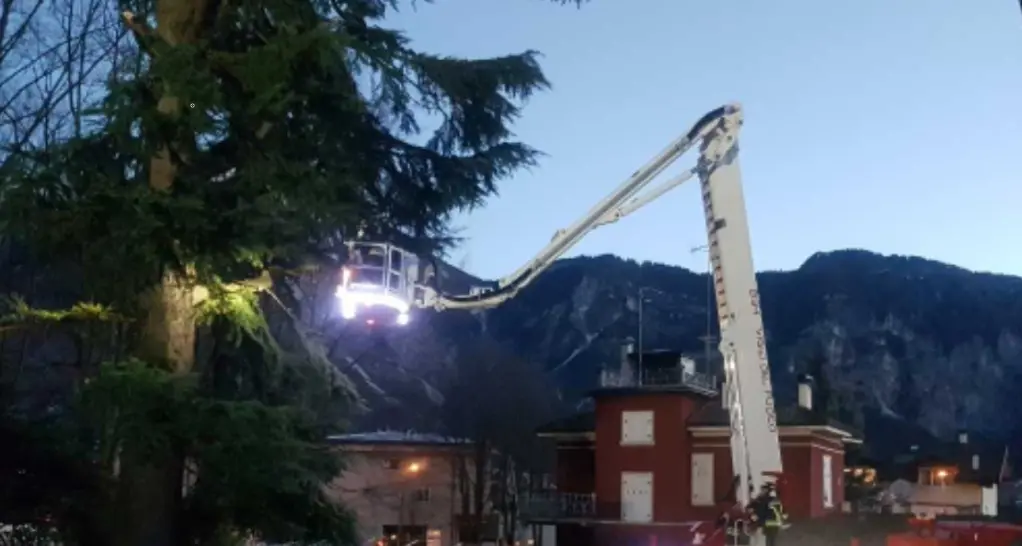 Albero abbattutto dal vento sfiora una casa a Levico