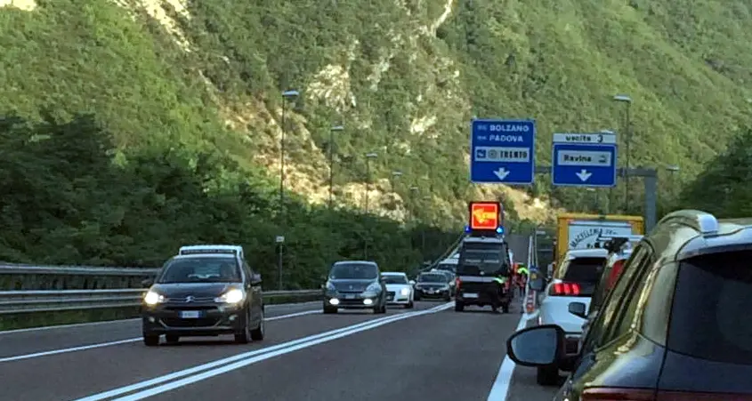 Scontro sul cavalcavia di Ravina Disagi al traffico in tangenziale
