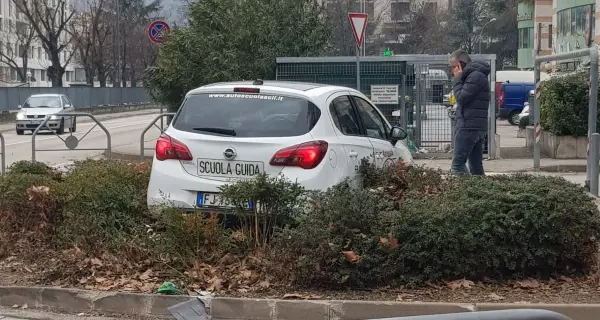 La lezione di guida finisce male Con l'auto nell'aiuola spartitraffico