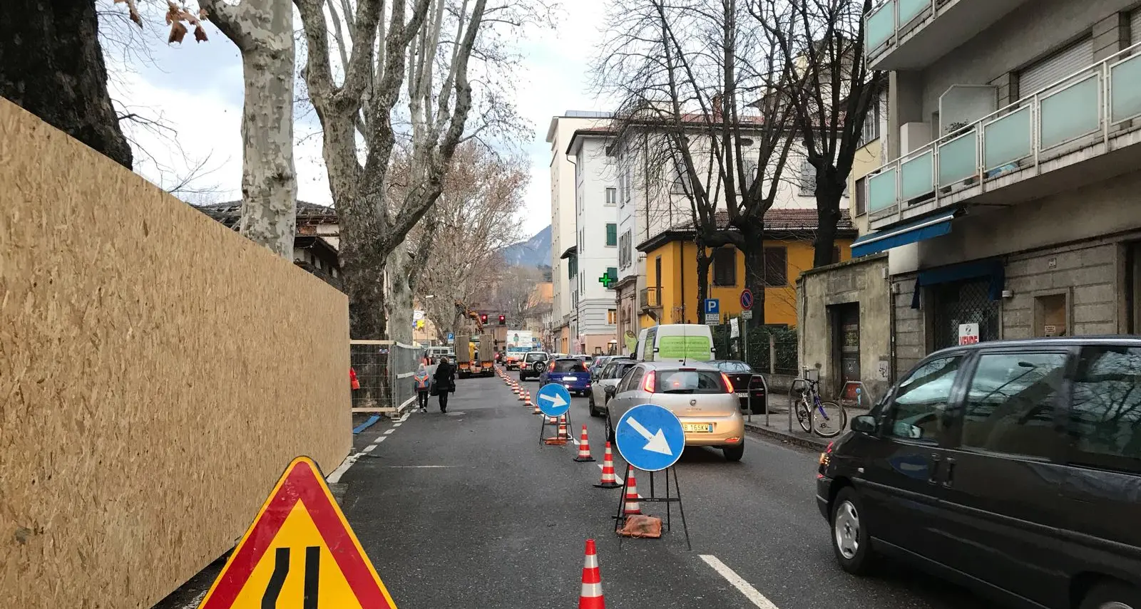 Al via l’abbattimento dell’ex asilo Traffico congestionato in via Manzoni