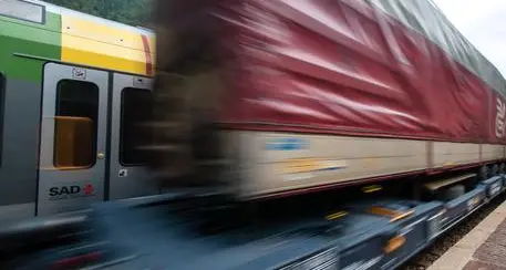 Bimbo sul treno merci Rintracciata la famiglia