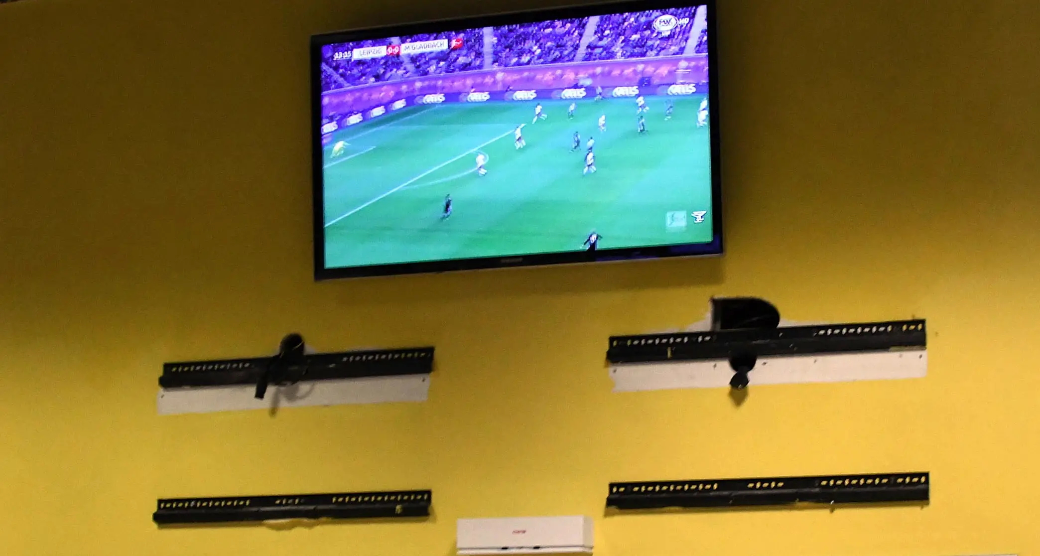 Perde tutto alle scommesse e devasta i monitor della sala
