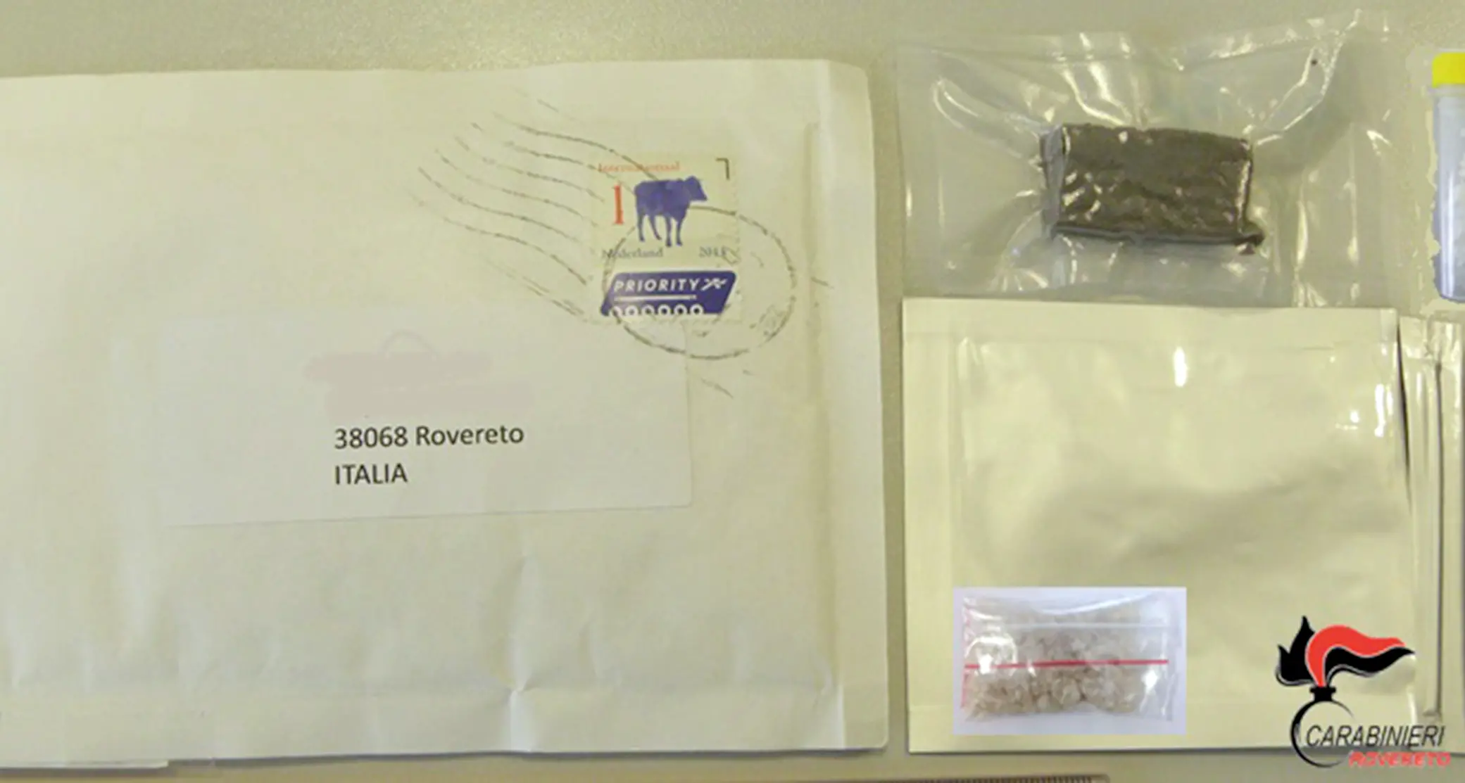 Ordina droga su internet, ma insieme al pacco arrivano i carabinieri