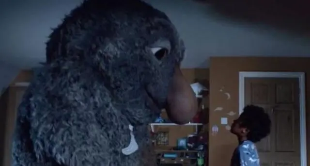Il mostro sotto al letto diventa un amico: lo spot di Natale