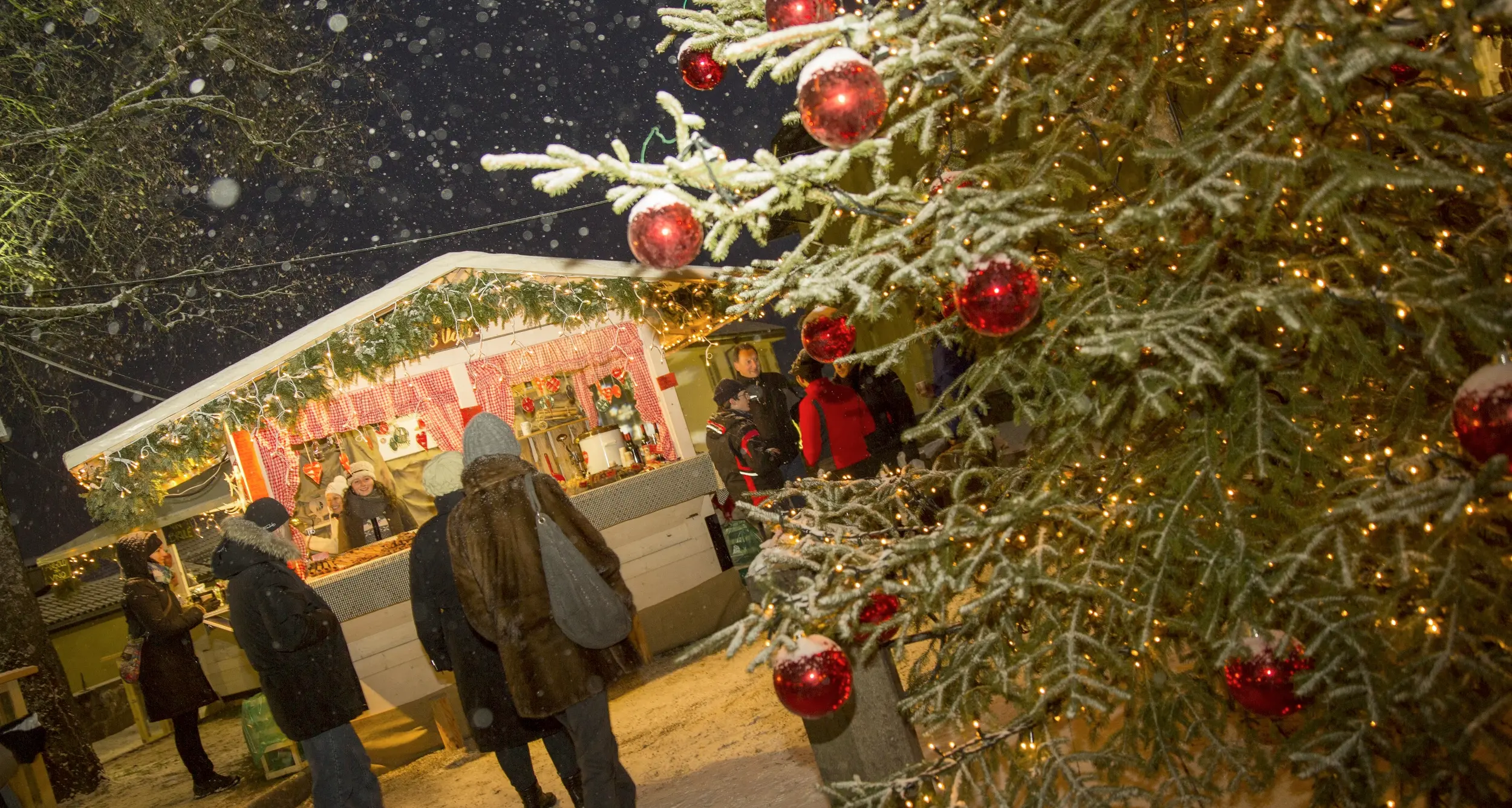 Cavalese si tuffa nel Natale
