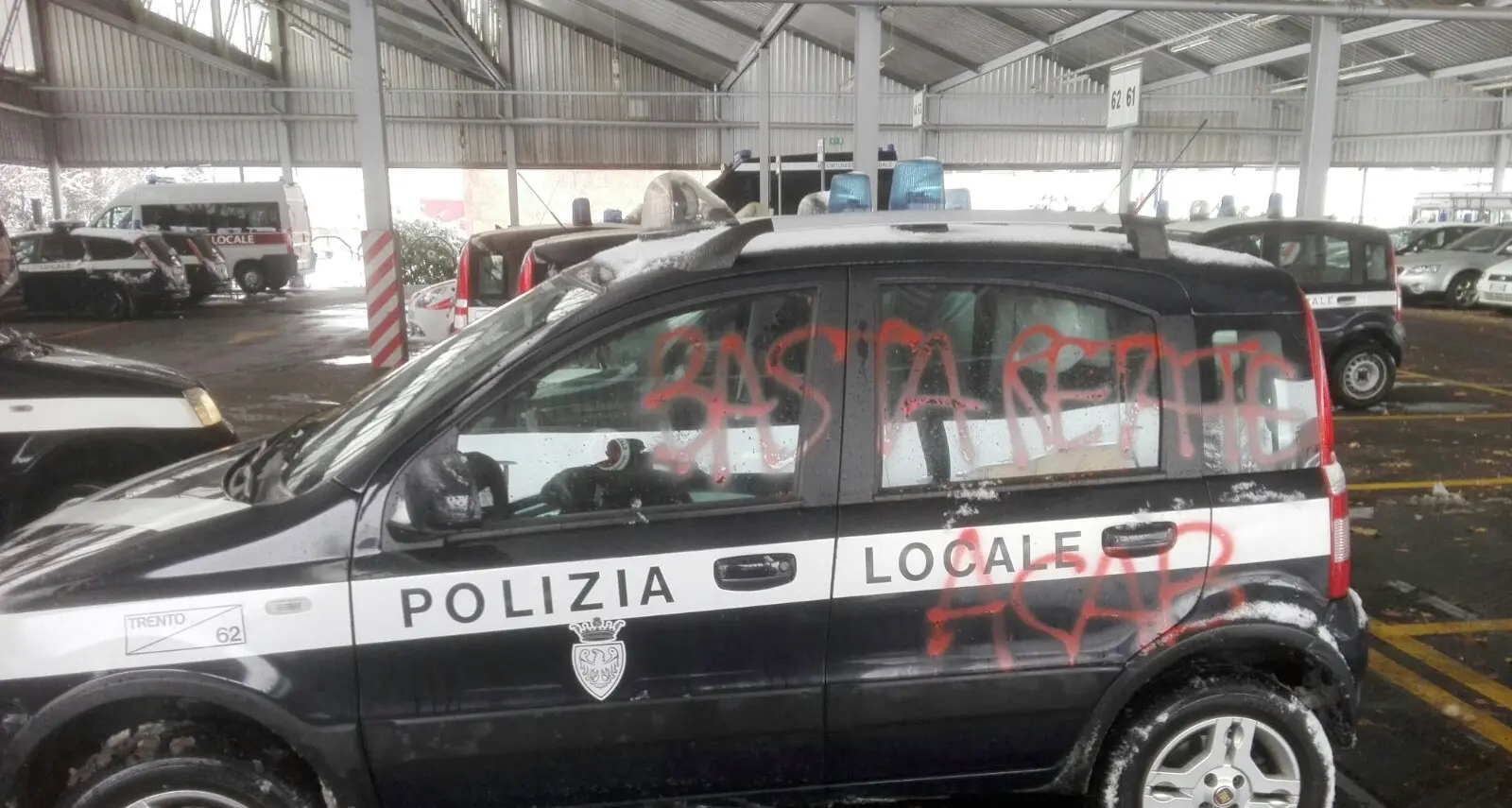 Polizia locale, altro attacco Imbrattata una macchina