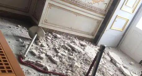 Reggia di Caserta, cede intonaco nella \"Stanza delle dame\"