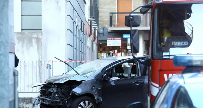 Con l'auto sui passanti Quattro persone ferite