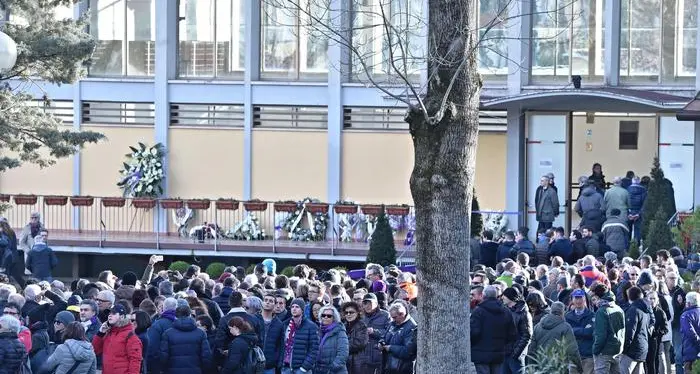 L'addio a Davide Astori, già in centinaia in piazza