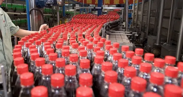 Coca-Cola rompe tradizione, arriva la prima bevanda alcolica